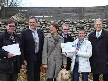 Treffen auf geschichtsträchtigem Grund: Toni Eckert, Veronika Stegmann, Michael Hofmann, Chris Loos und Dieter Ofenhitzer (v.l.) erlüuterten an der frühkeltisches Ringmauer auf der Ehrenbürg das Projekt über die Ausbildung und Etablierung von Kulturlandschaftspflegern, Foto: gal