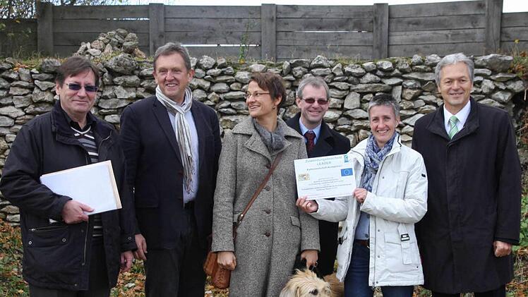 Treffen auf geschichtsträchtigem Grund: Toni Eckert, Veronika Stegmann, Michael Hofmann, Chris Loos und Dieter Ofenhitzer (v.l.) erlüuterten an der frühkeltisches Ringmauer auf der Ehrenbürg das Projekt über die Ausbildung und Etablierung von Kulturlandschaftspflegern, Foto: gal