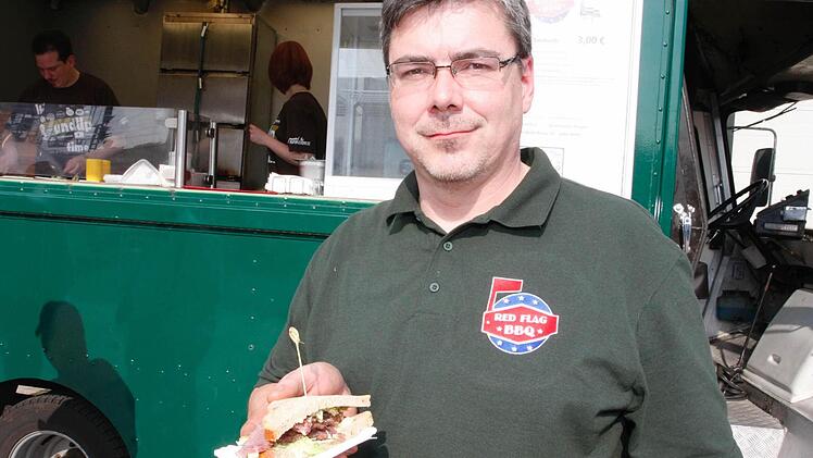 Michael Gröschel hat lange geforscht und experimentiert, bevor er eine amerikanische Ostküsten-Legende servieren konnte: "Pastrami-Sandwiches". Foto: Peter Budig