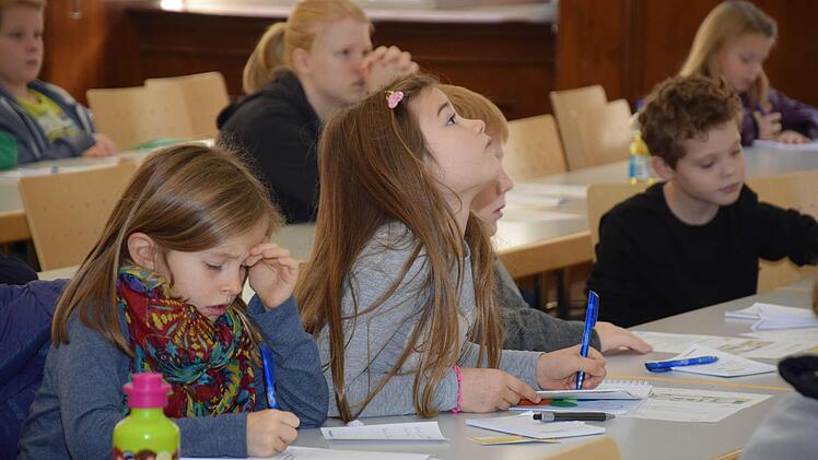 "Suchen und finden im Internet" - darum ging es in der Kinder-Uni-Vorlesung von Andreas Henrich - hier in Bamberg. Foto: Universität Bamberg