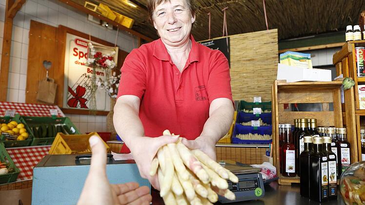 Direkt vom Erzeuger: Im Hofladen von Ingo Reinhart in Obersteinbach verkauft Brigitte Bauer frischen Spargel.  Foto: Matthias Hoch