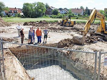Die Größe des in den Weiher integrierten Überlaufbeckens zeichnet sich im Hintergrund schon ab. In der vorderen Grube laufen die Vorbereitungen für den Bau einer Unterquerung der Staatsstraße.  Foto: Andreas Dorsch