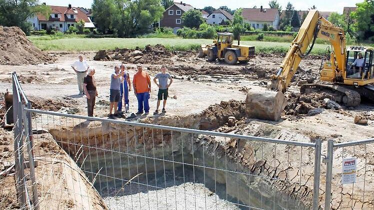 Die Größe des in den Weiher integrierten Überlaufbeckens zeichnet sich im Hintergrund schon ab. In der vorderen Grube laufen die Vorbereitungen für den Bau einer Unterquerung der Staatsstraße.  Foto: Andreas Dorsch
