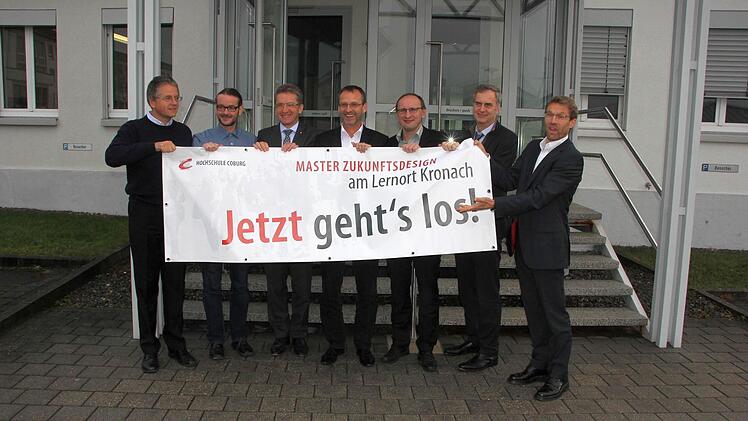Sie präsentierten das Transparent vor dem Kronacher Innovations-Campus (von links): Kai Hiltmann, Mark Hoffmann, Hans Rebhan, Michael Pötzl, Lutz Schneider, Hendrik Montag-Schwappacher und Michael Lichtlein.  Foto: Friedwald Schedel