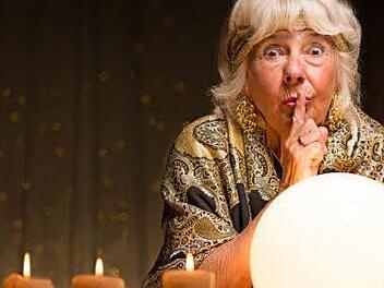 Vetrau auf deine Intuition oder frag doch gleich die Glaskugel, wie das nächste Jahr wird. Eine nicht ganz ernstgemeinte Zeitreise bietet dazu die Redaktion an.