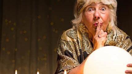 Vetrau auf deine Intuition oder frag doch gleich die Glaskugel, wie das nächste Jahr wird. Eine nicht ganz ernstgemeinte Zeitreise bietet dazu die Redaktion an.