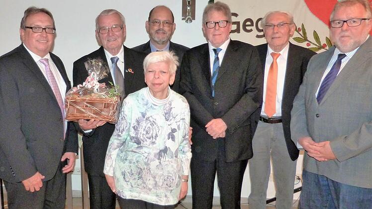 Mit herzlichen Worten wurde Horst Renner verabschiedet, der &uuml;ber 37 Jahre den "Club mit Herz" mit sehr viel Herzblut leitete. Von links: stellvertretender Landrat Dieter Schaar, Horst Renner mit Tochter Martina, Dekan Thomas Kretschmar, sein Vorg&auml;nger J&uuml;rgen Zinck und Diakonie-Gesch&auml;ftsf&uuml;hrer Karl-Heinz Kuch. Foto: Werner Rei&szlig;aus