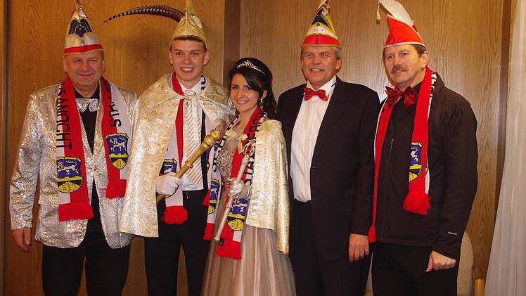 Das neue Steinberger Prinzenpaar Silja I. und Jan I. mit Vereinsgemeinschafts-Vorsitzenden Alexander Öhring (links) sowie (ab Zweitem von rechts) Faschings-Präsident Wolfgang Förtsch und Faschingsbeauftragtem Herbert Agel.  Foto: Heike Schülein