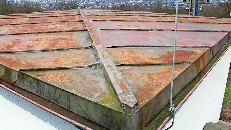 Auch die Abdeckung des Hochbehälters bedarf einer Erneuerung. Foto: Anette Schreiber