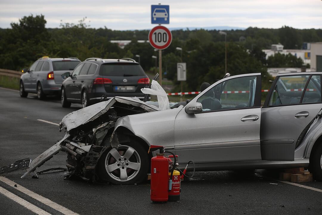 Traurige Bilanz eines Verkehrsunfalls: Eine Tote und drei Schwerverletzte - Mercedes rammt frontal in Beifahrerseite von Opel