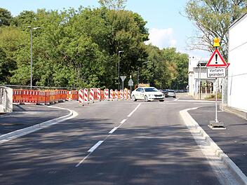 Schilder weisen an der Kreuzung Ufer-/Ernst-Faber-Straße auf die geänderte Vorfahrt hin. Links: Die neu gebaute Ernst-Faber-Brücke, die am Freitag, 8. September, für den Verkehr freigegeben wird. Foto: Ulrike Nauer
