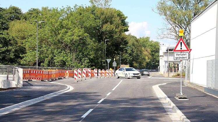 Schilder weisen an der Kreuzung Ufer-/Ernst-Faber-Straße auf die geänderte Vorfahrt hin. Links: Die neu gebaute Ernst-Faber-Brücke, die am Freitag, 8. September, für den Verkehr freigegeben wird. Foto: Ulrike Nauer