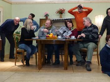 Ein Schnappschuss von den Proben der Laienspielgruppe "Die Berchler" in der Kupferberger Stadthalle. Das Ensemble lädt für Samstag, 13. Januar, zur Premiere der turbulenten Komödie "Endlich fort aus dem Alltagstrott!" ein.Klaus-Peter Wulf