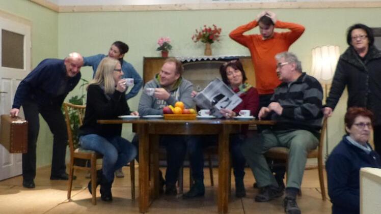 Ein Schnappschuss von den Proben der Laienspielgruppe "Die Berchler" in der Kupferberger Stadthalle. Das Ensemble lädt für Samstag, 13. Januar, zur Premiere der turbulenten Komödie "Endlich fort aus dem Alltagstrott!" ein.Klaus-Peter Wulf