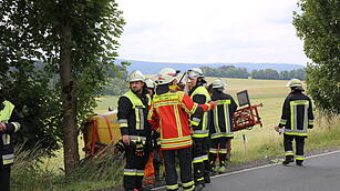 Der Traktor prallte gegen einen Baum