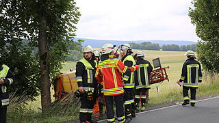 Der Traktor prallte gegen einen Baum Der Traktor prallte gegen einen Baum