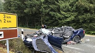 T&ouml;dlicher Unfall im Kreis Kulmbach: Mitfahrer aus Auto geschleudert und gestorben