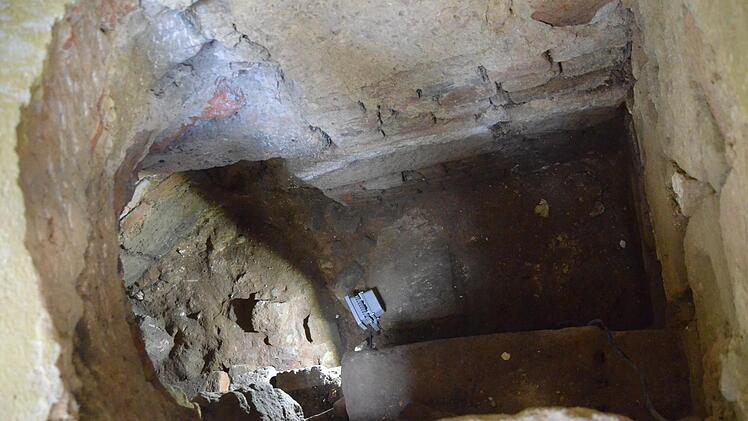 Der Eingang in einen alten Gang. Dieser diente bis zum 17. Jahrhundert vermutlich zur Entwässerung und führt zum östlichen Schlossgraben.