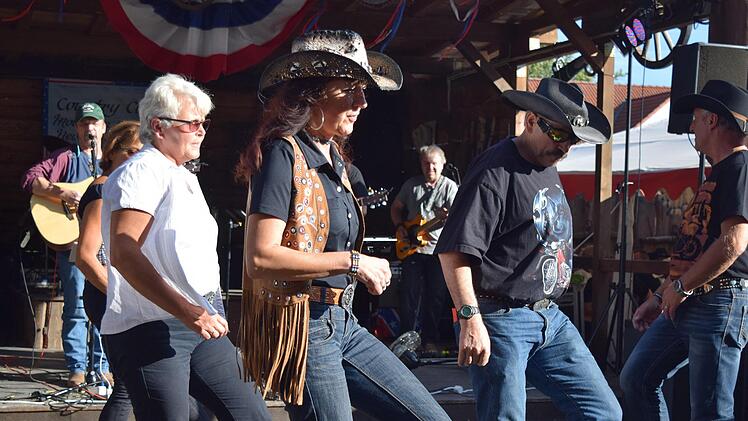 Besucher des Countryfestivals können sich auch am zweiten Wochenende über Tanzeinlagen der Line-Dancer freuen. Foto: Daniela Pondelicek