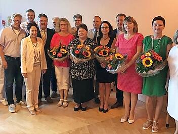 Für 40- und 25-jährige Mitarbeit wurden am Klinikum Kulmbach mehrere Beschäftige ausgezeichnet. Landrat Klaus Peter Söllner (Fünfter von links), Oberbürgermeister Henry Schramm (Vierter von rechts), Geschäftsführerin Brigitte Angermann (Dritte von links) und Personalratsvorsitzender Frank Wilzok (Zweiter von links) dankten und gratulierten den Geehrten. Fotos: privat