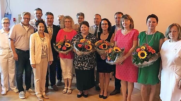 Für 40- und 25-jährige Mitarbeit wurden am Klinikum Kulmbach mehrere Beschäftige ausgezeichnet. Landrat Klaus Peter Söllner (Fünfter von links), Oberbürgermeister Henry Schramm (Vierter von rechts), Geschäftsführerin Brigitte Angermann (Dritte von links) und Personalratsvorsitzender Frank Wilzok (Zweiter von links) dankten und gratulierten den Geehrten. Fotos: privat