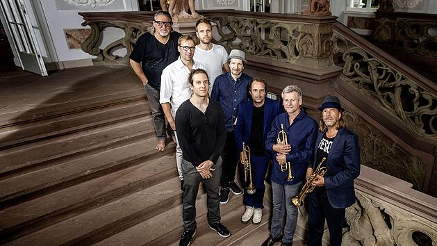 Neustart mit neuem Design: Unter dem Motto "It'z Jazz" gastieren Star-Trompeter R&uuml;diger Baldauf sowie seine Trompeten-Kollegen Joo Kraus und Andy Haderer gemeinsam mit Soul-Legende Edo Zanki und seiner Band in der Alten Pakethalle auf dem Gel&auml;nde des ehemaligen G&uuml;terbahnhofs.Foto: PR
