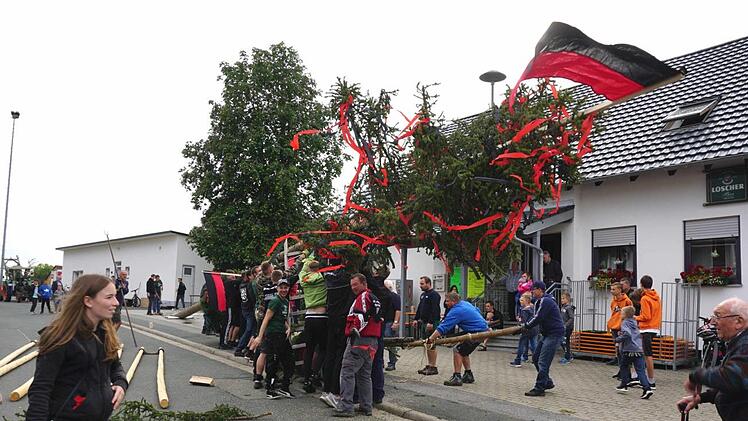 Prächtig mit roten "Pensala" geschmückt wurde der Kerwabaam aufgestellt. Die Ortsburschen hatten ihn traditionelle am Samstag eingeholt und er wurde mit Blasmusik bis zu seinem Standort vor der Sportgaststätte begleitet.Sänger