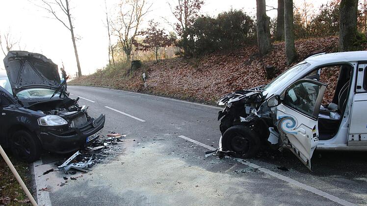 Bei dem Unfall zwischen Neustadt bei Coburg und dem Stadtteil Meilschnitz wurden die beiden Kleinwagen total demoliert.Michael Stelzner