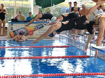 Ab Montag kann man wieder ins Becken des Kulmbacher Hallenbades eintauchen - mit Einschränkungen, versteht sich. Foto: Archiv/Theresa Deichsel