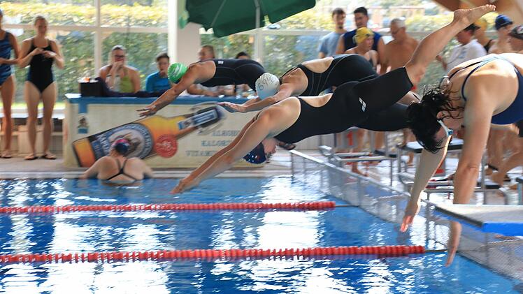 Ab Montag kann man wieder ins Becken des Kulmbacher Hallenbades eintauchen - mit Einschränkungen, versteht sich. Foto: Archiv/Theresa Deichsel