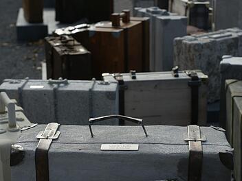 Der Hammelburger Koffer steht am Gedenkort Deportationen am Würzburger Hauptbahnhof. Nicht jeder Ort im Landkreis bad Kissingen mit früherer jüdischer Gemeinde nutzt diese Plattform des Erinnerns. Foto: Steffen Standke