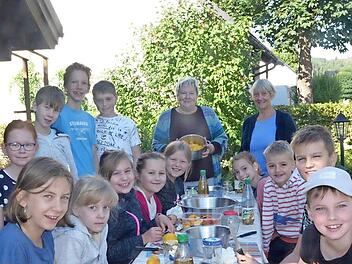 Die Kinder hatten großen Spaß bei der Zubereitung von Konfitüren aus frischen Früchten.