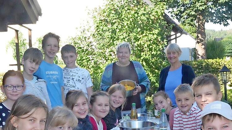 Die Kinder hatten großen Spaß bei der Zubereitung von Konfitüren aus frischen Früchten.