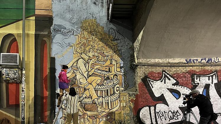 Streetart-Künstlerin Maria kommt aus dem Viertel Pigneto. Hier ist sie bei der Arbeit in Roms Peripherie.