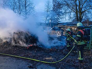 Brand im Kreis Bamberg: 50 Helfer k&auml;mpfen gegen Flammen auf Pferdehof