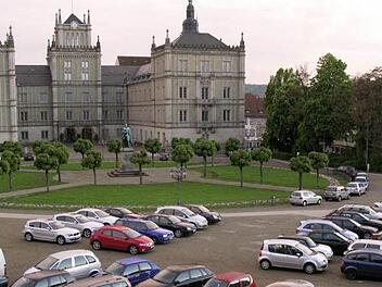 Wenn es eine Schlossplatz-Tiefgarage geben würde, müsste das Areal zwischen Schloss Ehrenburg und Landestheater nicht ständig zugeparkt werden.