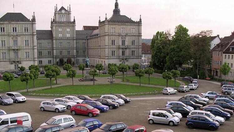Wenn es eine Schlossplatz-Tiefgarage geben würde, müsste das Areal zwischen Schloss Ehrenburg und Landestheater nicht ständig zugeparkt werden.