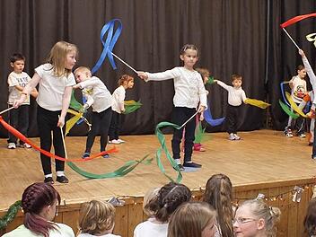 Auftritt der "Turnzwerge" von der Bambini-Turngruppe.  Fotos: Björn Hein