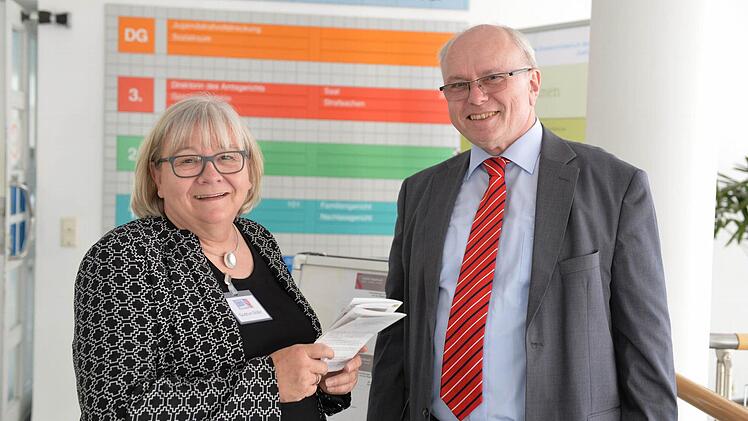 Amtsgerichtsdirektorin Gudrun Göller und Leitender Oberstaatsanwalt Bardo Backert freuten sich über regen Besuch. Foto: Ronald Rinklef