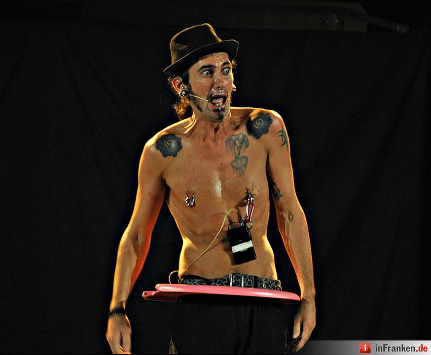 Murray Molloy aus Irland ist einer der wenigen Schwertschlucker weltweit, der mehrere geschwungene Schwerter schlucken kann.