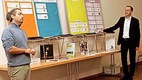 Großes Interesse zeigten Kinder und Jugendliche sowie ihre Eltern an der Jugendbürgerversammlung in Limbach (Bild ganz oben). Mario Pfister (links) und Bürgermeister Michael Ziegler mussten nur noch die Kärtchen an die richtige Stelle setzen. Fotos: Günther Geiling