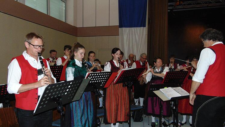 Die Musik- und Trachtenkapelle unterhielt. Foto: Petra Malbrich