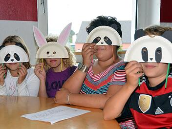Mit lustigen Masken spielen die Kinder im Ferienprogramm. Nur wenn es geregnet hatte, ging es während der letzten zwei Wochen der Ferienfreizeit nach drinnen.
