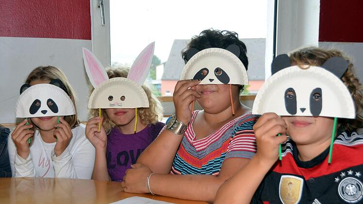 Mit lustigen Masken spielen die Kinder im Ferienprogramm. Nur wenn es geregnet hatte, ging es während der letzten zwei Wochen der Ferienfreizeit nach drinnen.