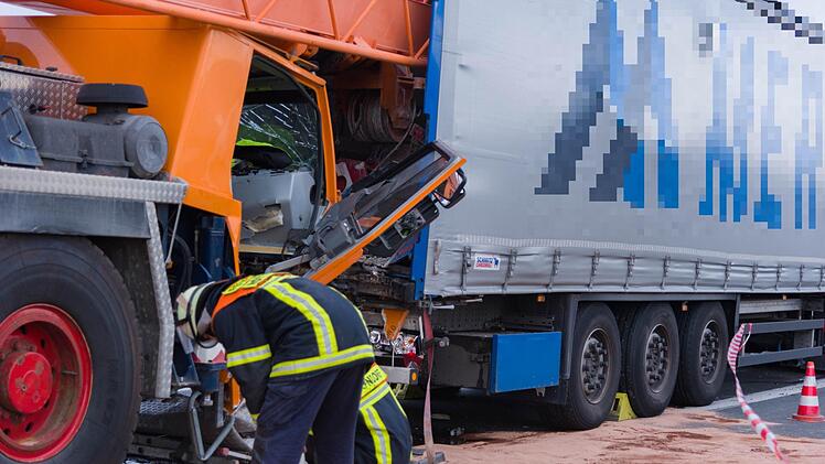 Der Fahrer des Baukrans wurde sehr schwer verletzt. Foto: NEWS5 / DESK