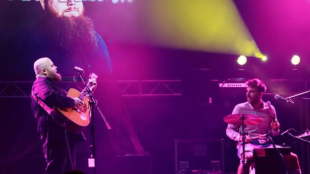 Andreas K&uuml;mmert und sein Schlagzeuger beim 13. Tucher Blues- und Jazzfestival am Maxplatz. Foto: Jan Acksteiner
