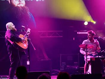Andreas Kümmert und sein Schlagzeuger beim 13. Tucher Blues- und Jazzfestival am Maxplatz. Foto: Jan Acksteiner