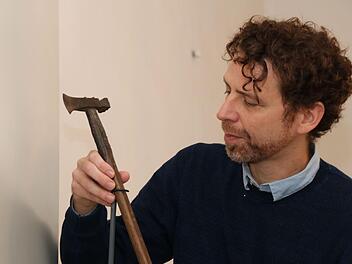 Museumsleiter Nicolas Zenzen bereitet den rund 84 Zentimeter langen Holzstab mit dem eisernen Kopfstück für seine Präsentation in der Vitrine vor. Zu dem "Förstergerät" hat er viele Fragen. Thomas Malz