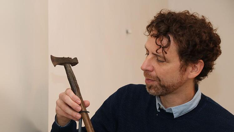 Museumsleiter Nicolas Zenzen bereitet den rund 84 Zentimeter langen Holzstab mit dem eisernen Kopfstück für seine Präsentation in der Vitrine vor. Zu dem "Förstergerät" hat er viele Fragen. Thomas Malz