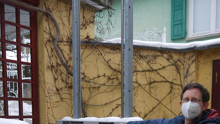 Daniel Alt, Initiator von "Rhön barrierefrei", hat vor seiner Wohnung einen Lift, um zur Garage zu gelangen. Foto: Rebecca Vogt